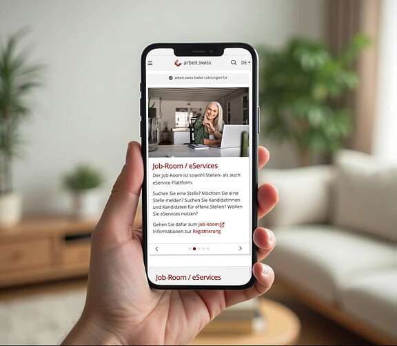 [Translate to Français:] Zeigt ein Handy in der Hand, mit der Website Jop-Room drauf
